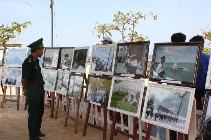 ແຄ໋ງຮ່ວາຈັດງານວາງສະແດງເຄື່ອນທີ່“ຮ່ວາງຊາ,ເຈື່ອງຊາຂອງຫວຽດນາມ”